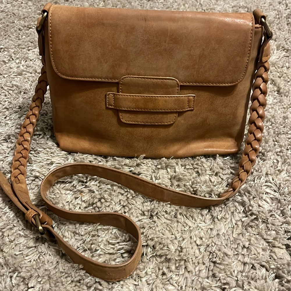Classy Nila Anthony, leather tan bag!